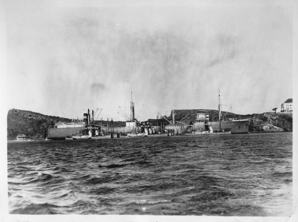 Kosmos med Kos hvalbåter på havnen i Curacao