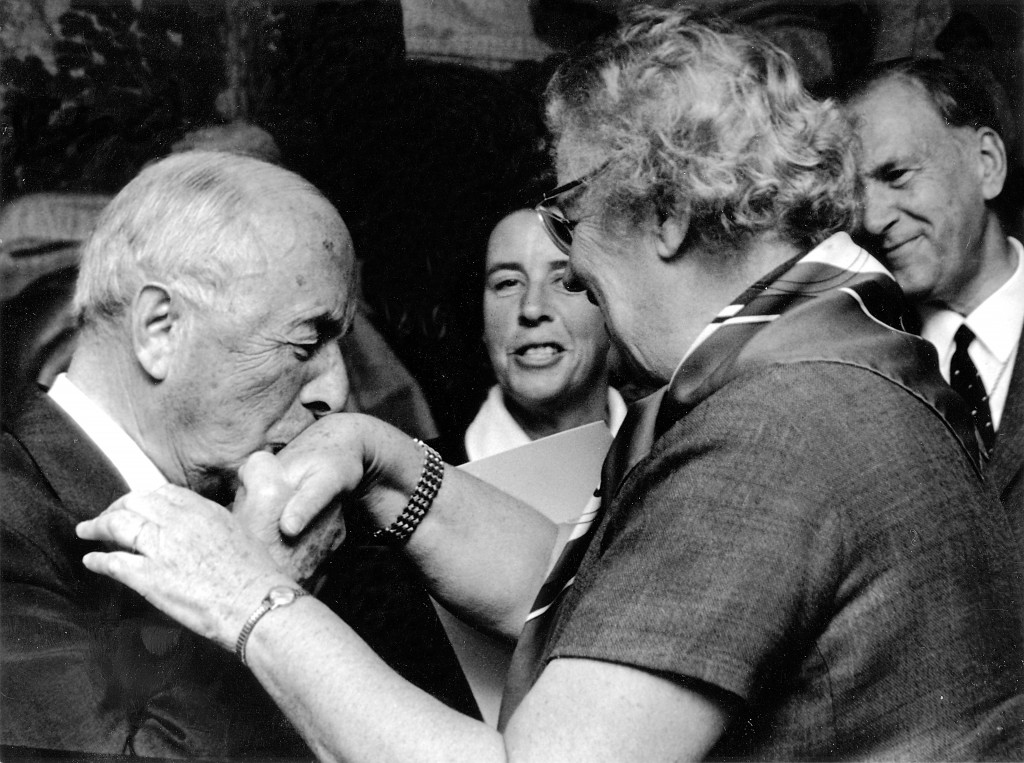 Anders Jahre mottar en utmerkelse