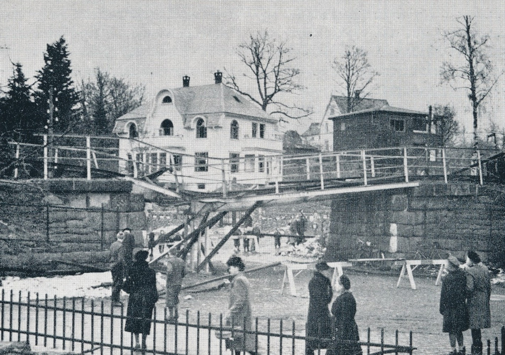 Sprenging av jernbanebrua i Dølebakken (ved siden av Sandar kirke)