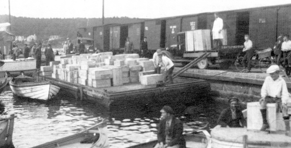 Jernbanevogner på Havnesporet foran Thor Dahl-bygget