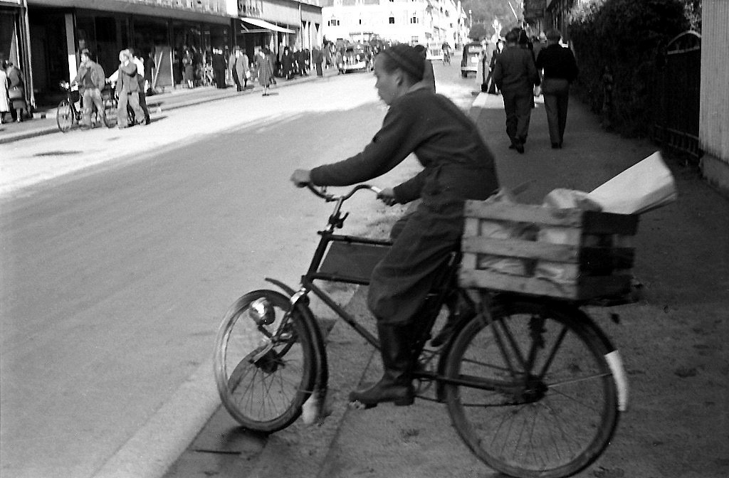 Visergutt med varesykkel