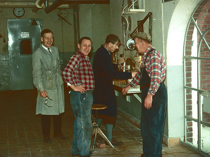 Her er det analyse av prøver tatt under produksjon. Personene på bildet er ukjente.