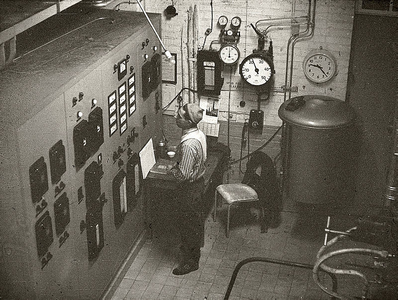 S. Christensen i kontrollrommet i fyrhuset.