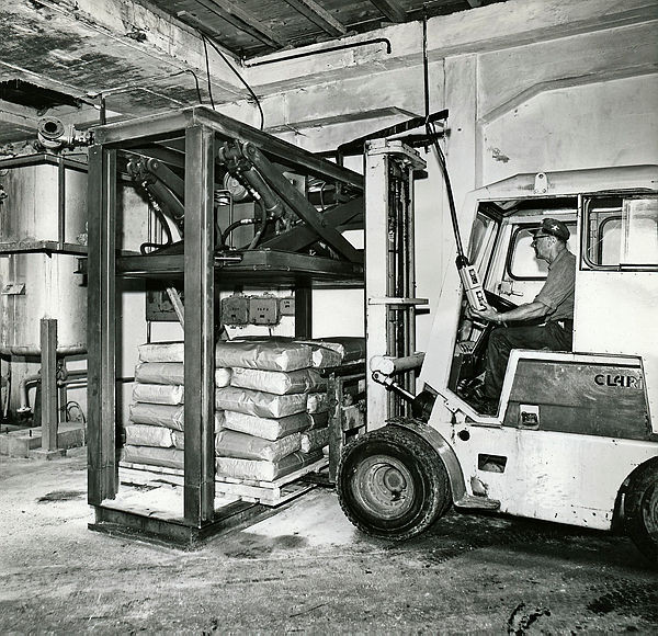 Sekker med fleiket fettsyre blir presset før pallen blir stroppet. Truckfører er A.Theodorsen.