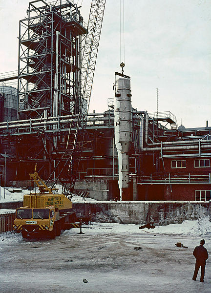 Destilasjonstårn (Still) heises på plass.