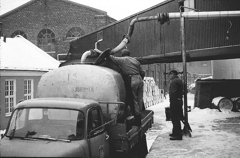 Bedford TJ laster spisefett i container.