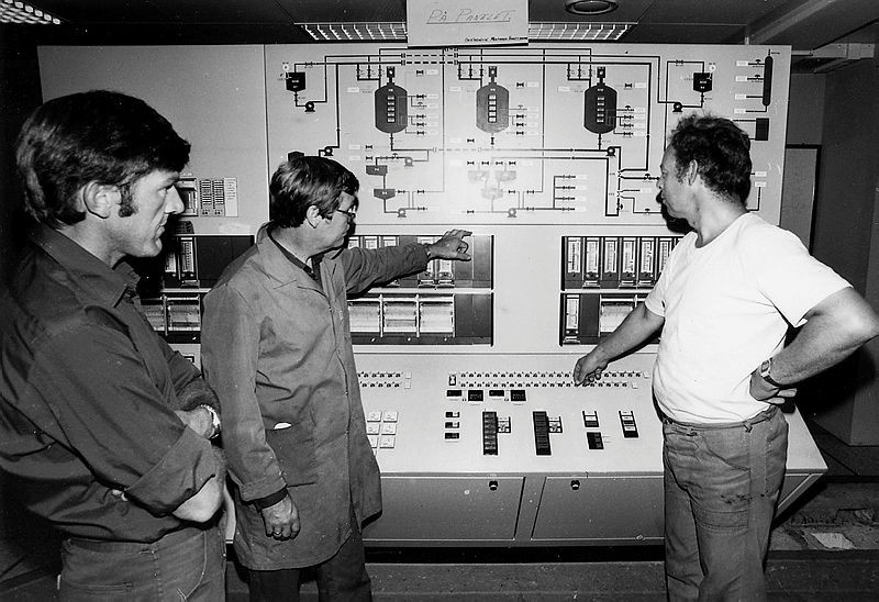 Bjørn G. Haugan, Hans Nystad og Karl Einar Rom fotografert ved åpningen av det nye kontrollrommet i herderiet.