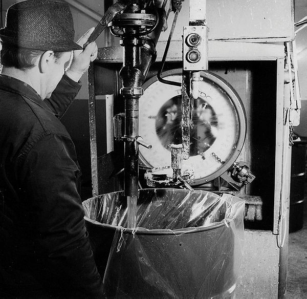 Clausen fyller fat med spisefett.