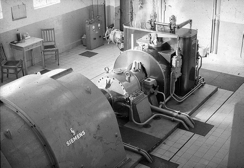 Dette er en dampturbin fra Fyhuset, som drev en generator. Kunne kjøres når det var overskudd på damp.