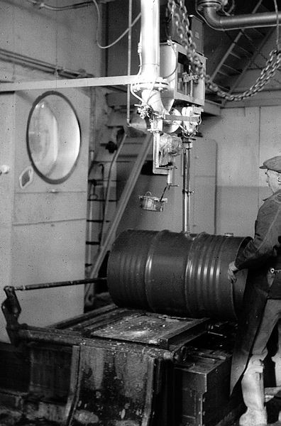 Fylling av fett i fat.