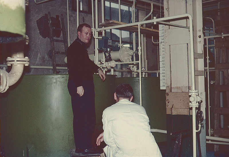 Her fra fettfabrikken. Legg merke til nivåmålingen på tanken til høyre.