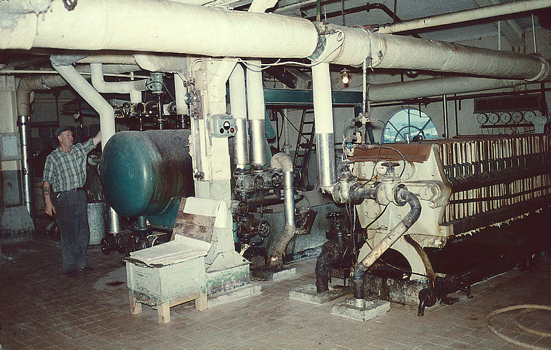 En filterpresse hvor katalysator og/eller blekjord ble filtrert av.