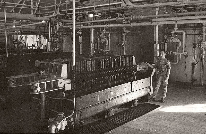 En filterpresse hvor katalysator og/eller blekjord ble filtrert av.