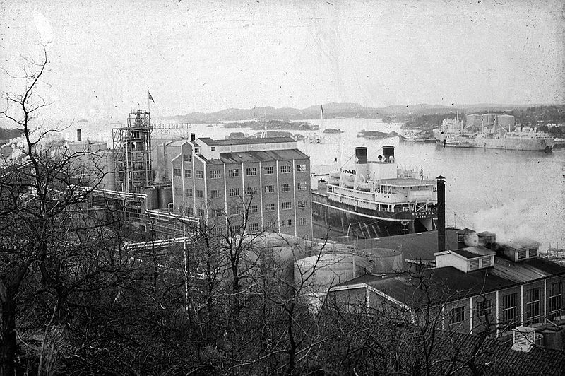 Kokeriet NORHVAL ligger ved kai på Jahres fabrikker