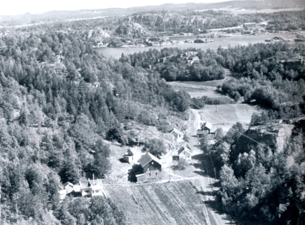 Jon Langebys gård midt på bildet