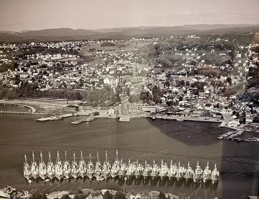 Hvalbåter Kosmos  i sommeropplag ved Huviklandet