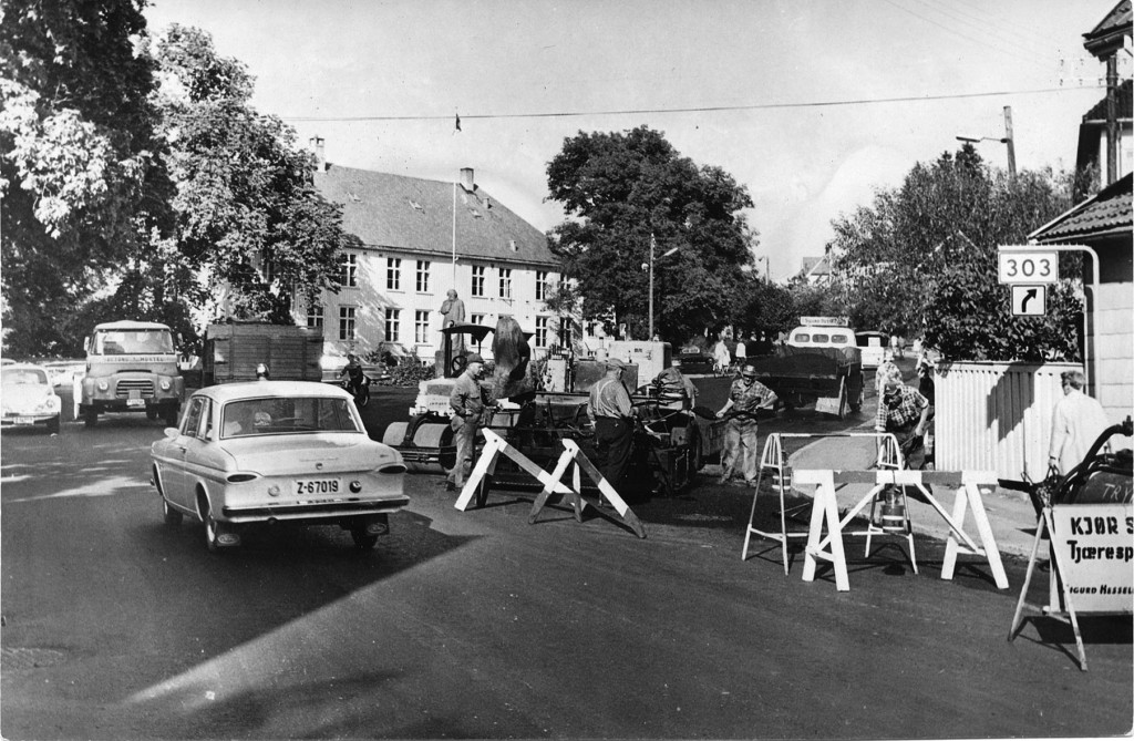 Tjærespredning/asfaltering på Landstads plass i 1960