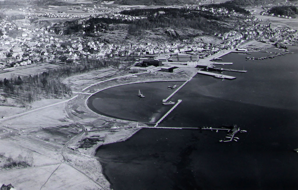 Småbåthavna  -  Flyfoto fra  1953