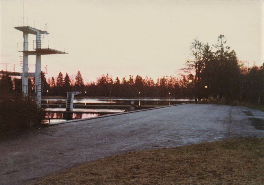 Svømmestadion med basseng og stupetårn