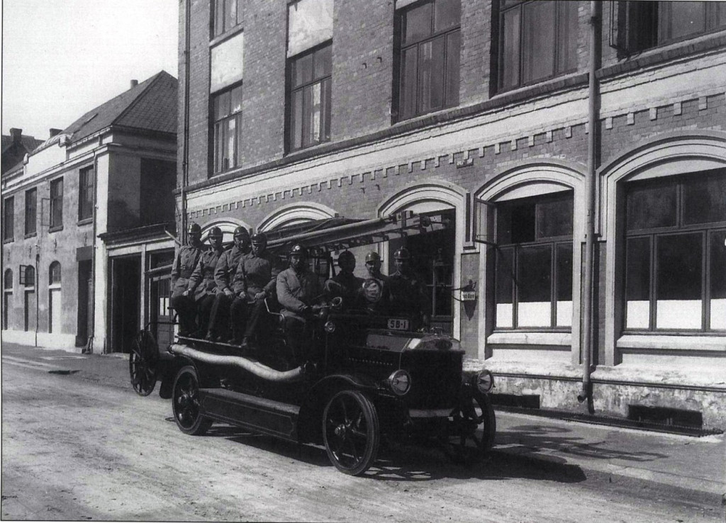Utenfor Brannstasjonen i Rådhusgata I 1925.