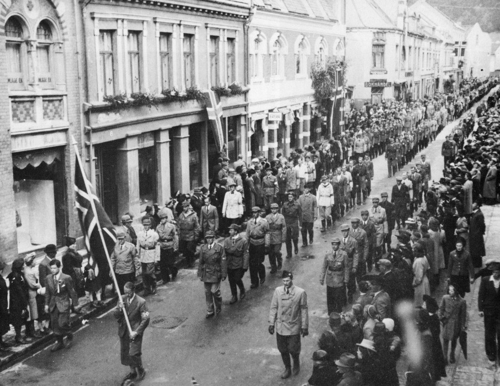 Hjemmestyrkene paraderer i Sandefjords gater maidagene 1945