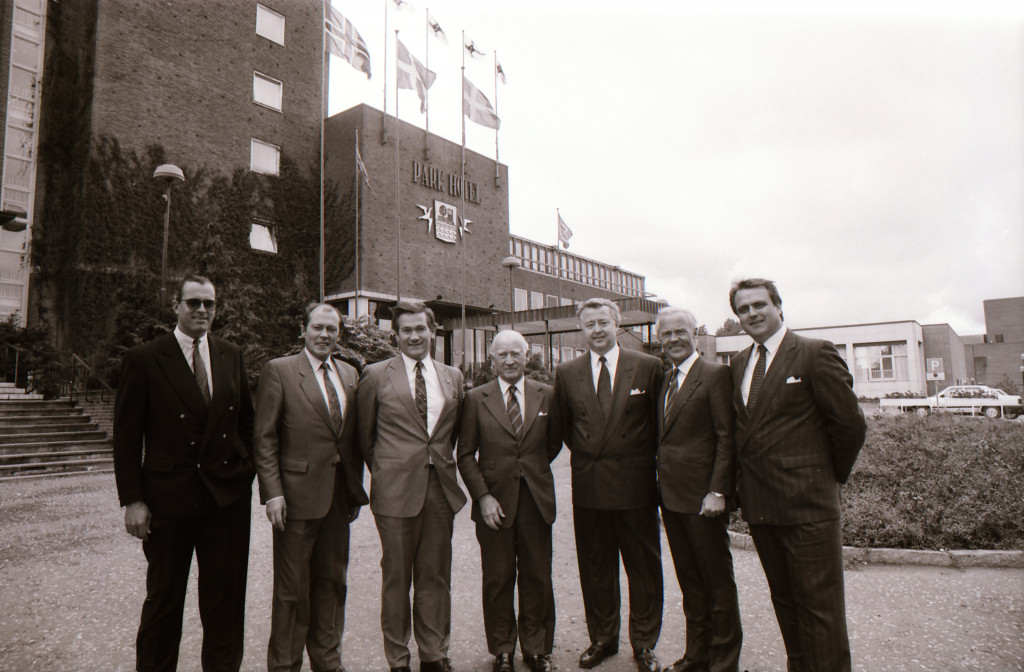 Foran hovedinngangen