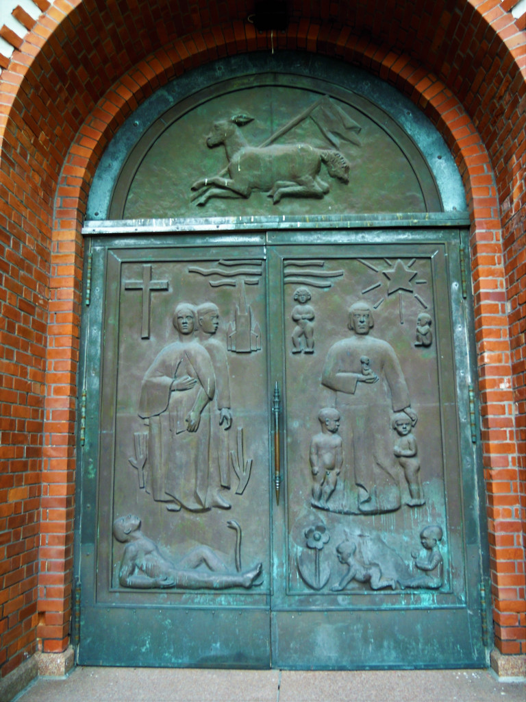 HOVEDINGANG SANDEFJORD KIRKE.