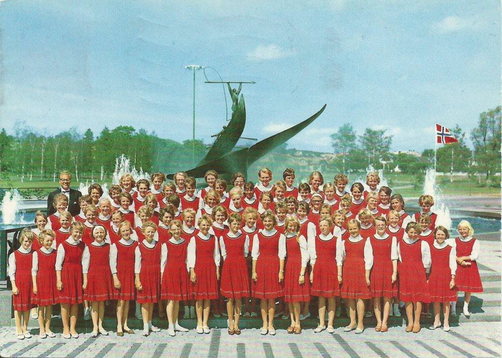 Foran Hvalfangsmonumentet