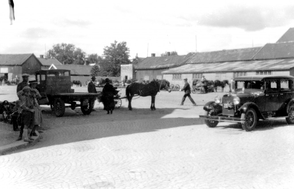 Hester og biler på Aagaards Plass