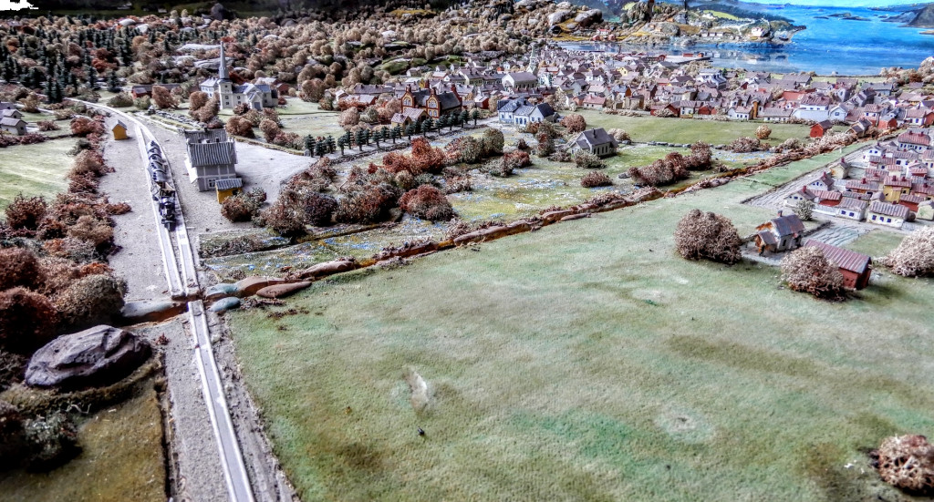 Jernbanestasjonen til venstre