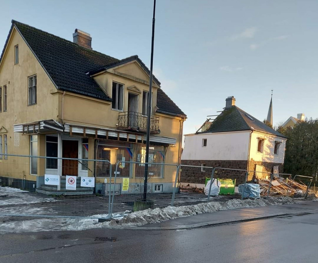 Dronningens gate 23 og 25 under rivning