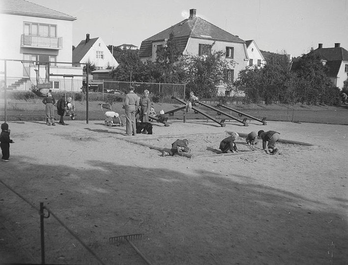 Dronningens gate 28 til høyre