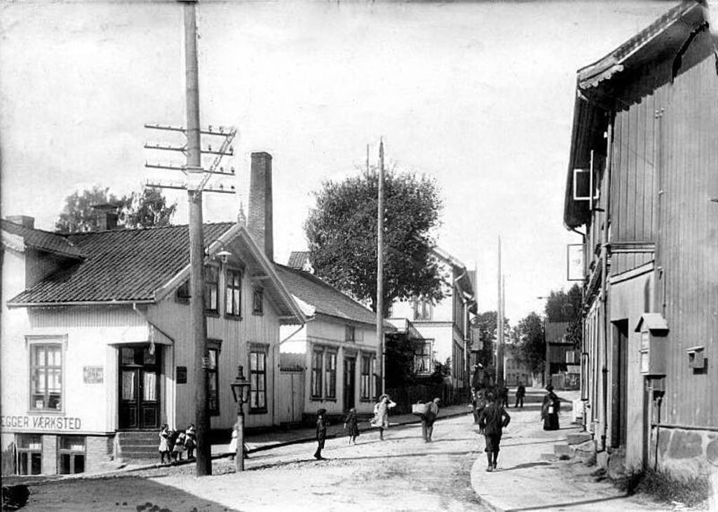 Holmbrua inn til venstre