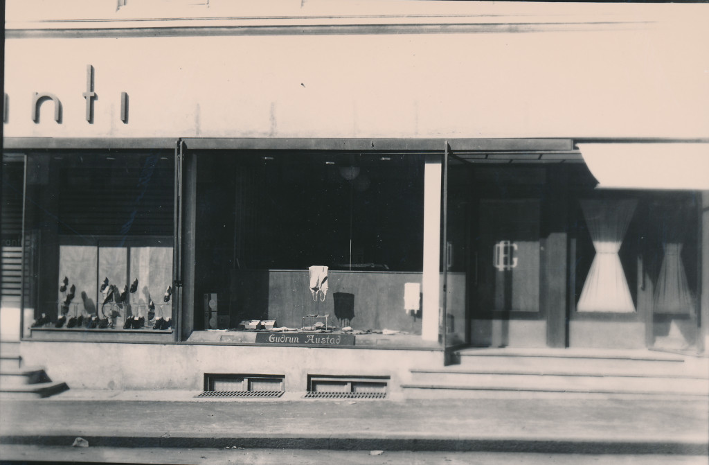 Gudrun Austad Trikotasje - (inngang og fasade fra Jernbanealleen)