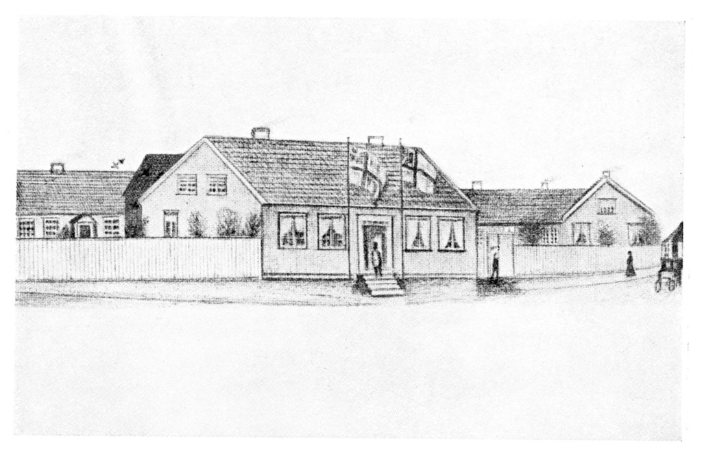 Skolegata 2 er huset i midten med flagg