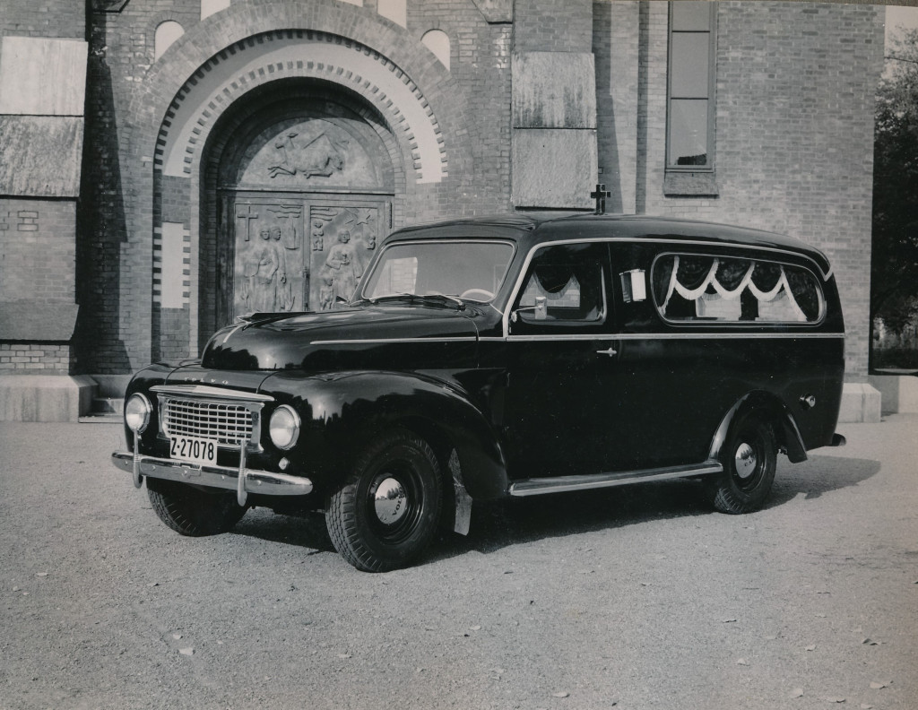 Begravelsesbil utenfor Sandefjord Kirke