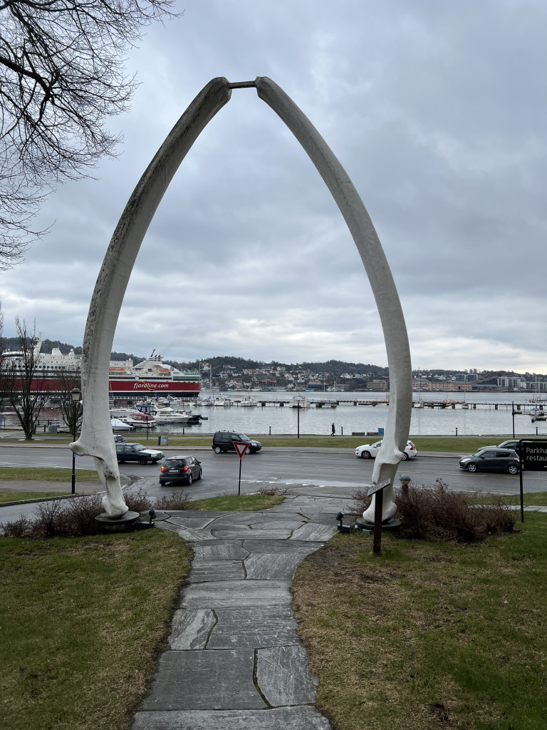 Hvalkjeven ved inngangen til Park Hotel