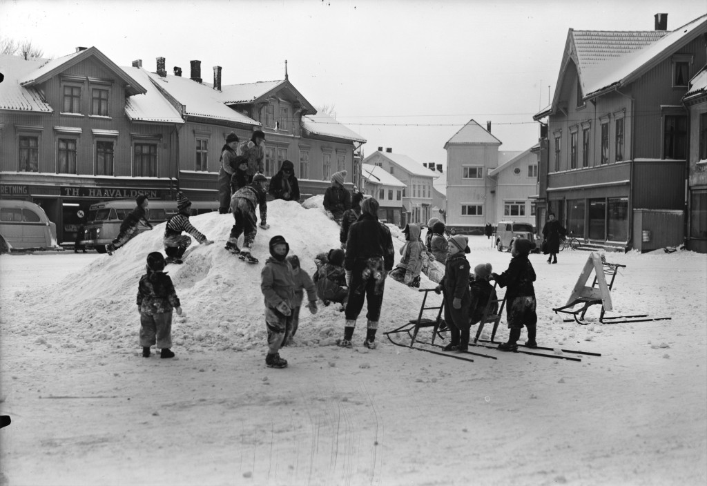 Barn i vinterlek på torget