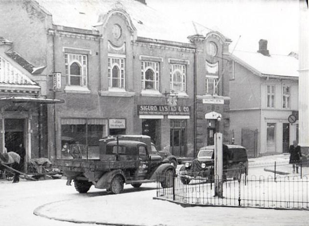 Helt til høyre kjøttforretningen til  Christensen-Moe i nr. 6