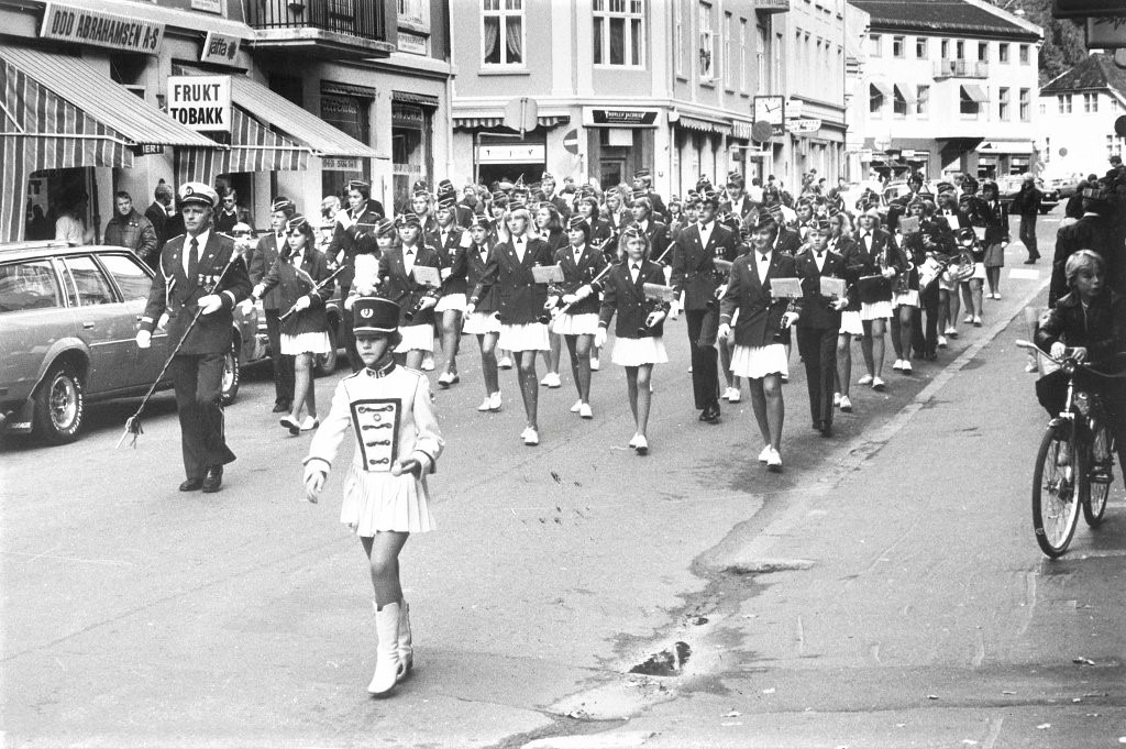 SANDE SKOLEKORPS - PÅ MARSJ I BYEN