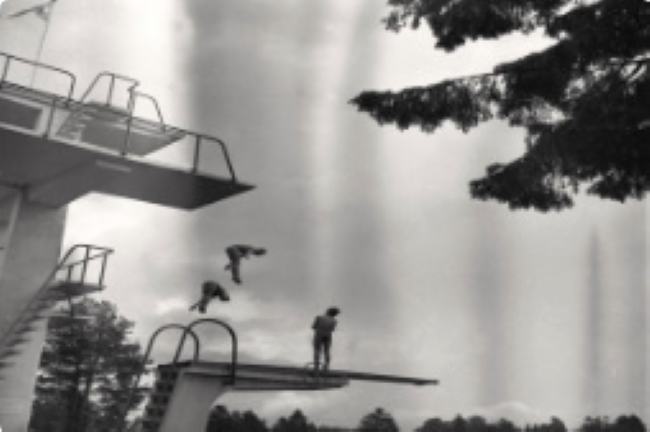 Svømmestadion med basseng og stupetårn