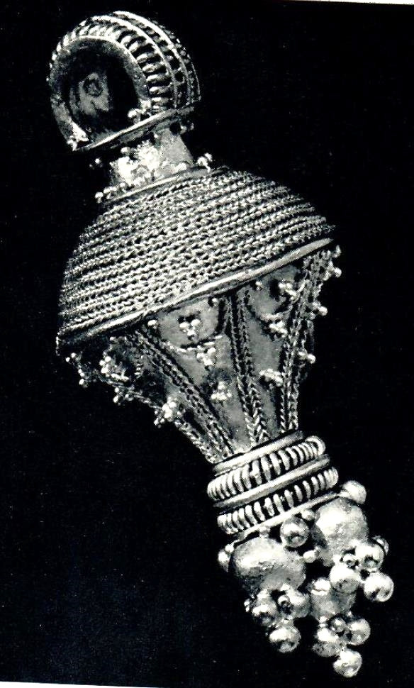 Gullbelokk fra utgravingene på Fevang