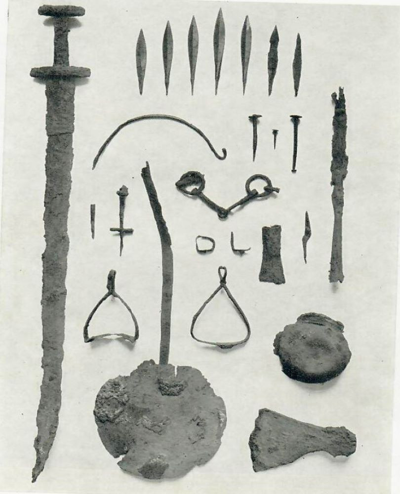 Gjenstander fra gamle graver på Fevang