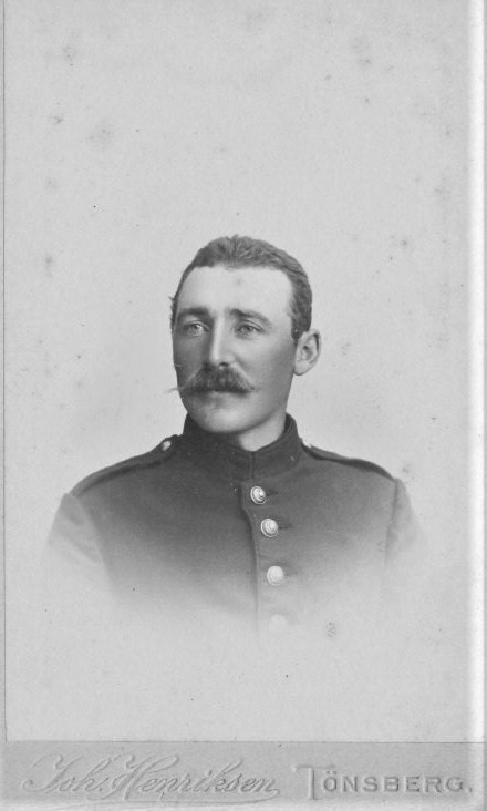 FOLKEOPPLYSNINGS-    MANN OG    ORDFØRER