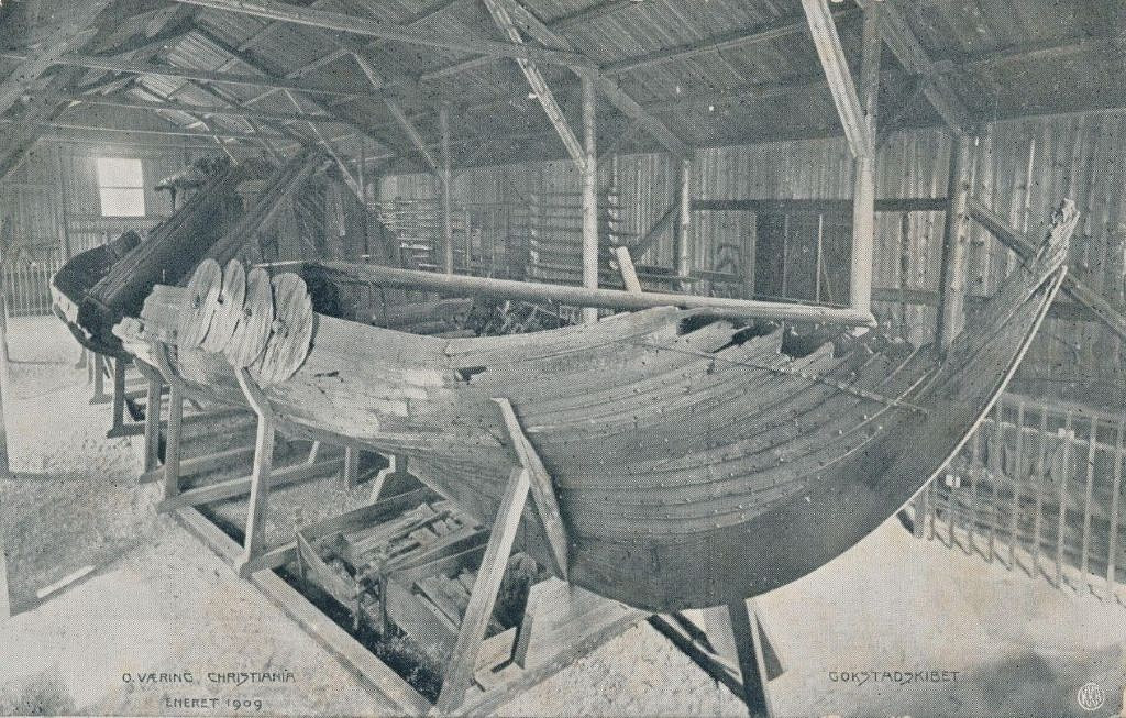 Gokstadskipet i skuret ved Univrrsitetet i Kristiania