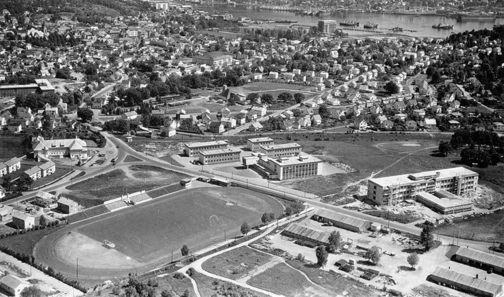 YRKESSKOLEN OG DEN HØYERE SKOLE