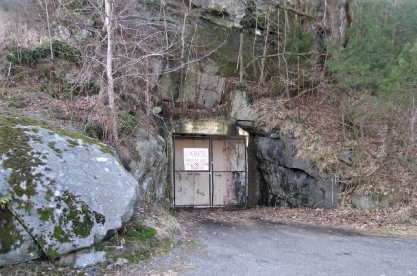 FJELLHALL/-HULE I GRØNÅSEN