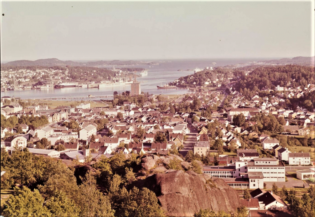 UTSIKT FRA MOKOLLENS SØNDRE TOPP