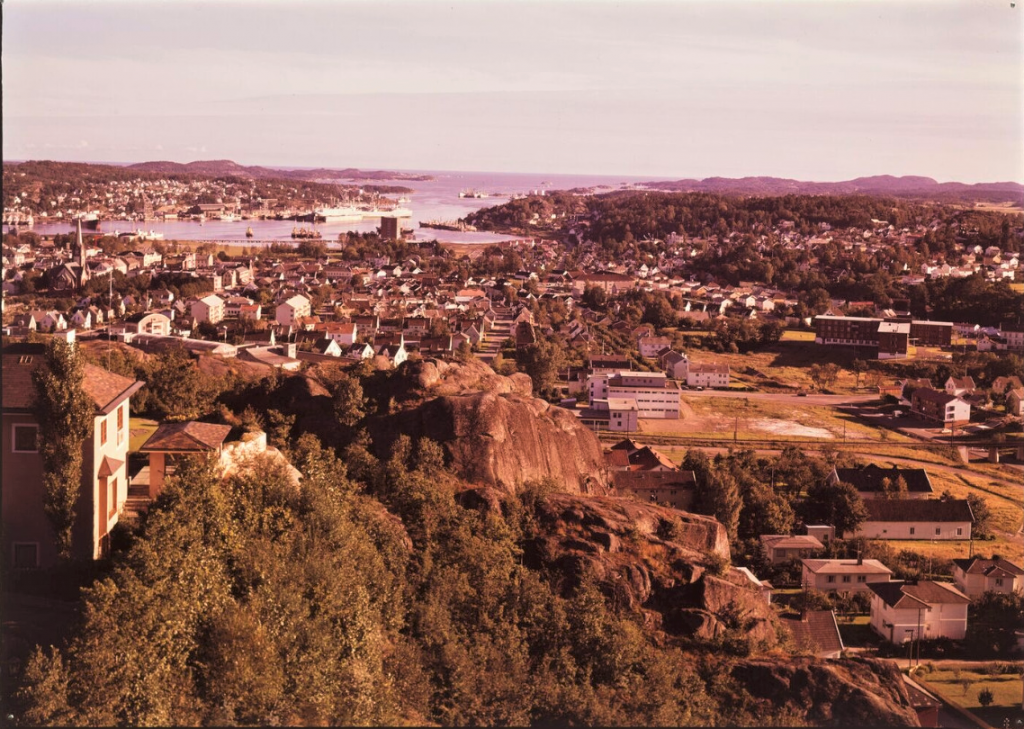 UTSIKT FRA MOKOLLENS SØNDRE TOPP