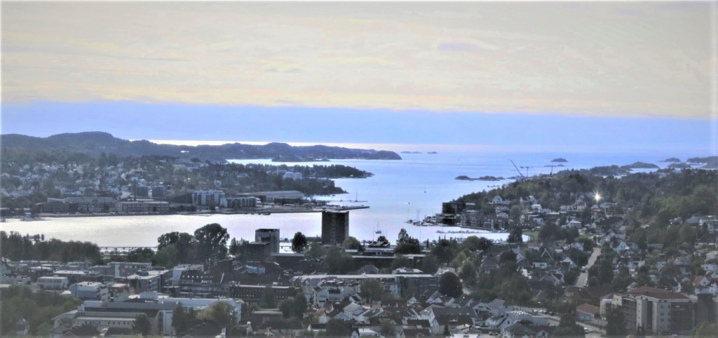 UTSIKT FRA MOKOLLENS SØNDRE TOPP